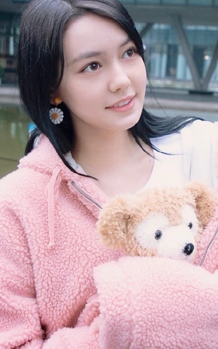 李诗颖上粉下黑休闲装扮街拍写真图片