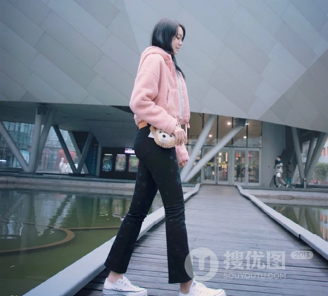 李诗颖上粉下黑休闲装扮街拍写真图片