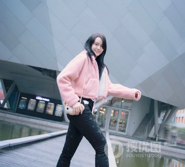 李诗颖上粉下黑休闲装扮街拍写真图片
