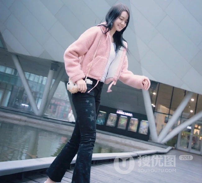 李诗颖上粉下黑休闲装扮街拍写真图片