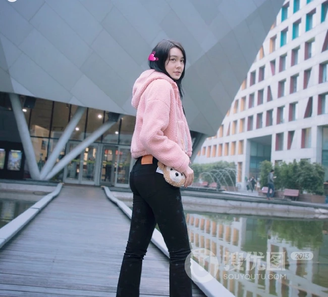 李诗颖上粉下黑休闲装扮街拍写真图片