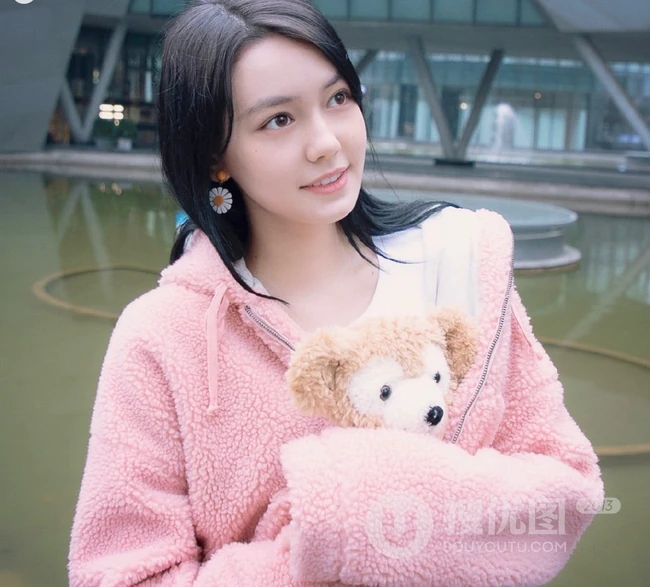 李诗颖上粉下黑休闲装扮街拍写真图片