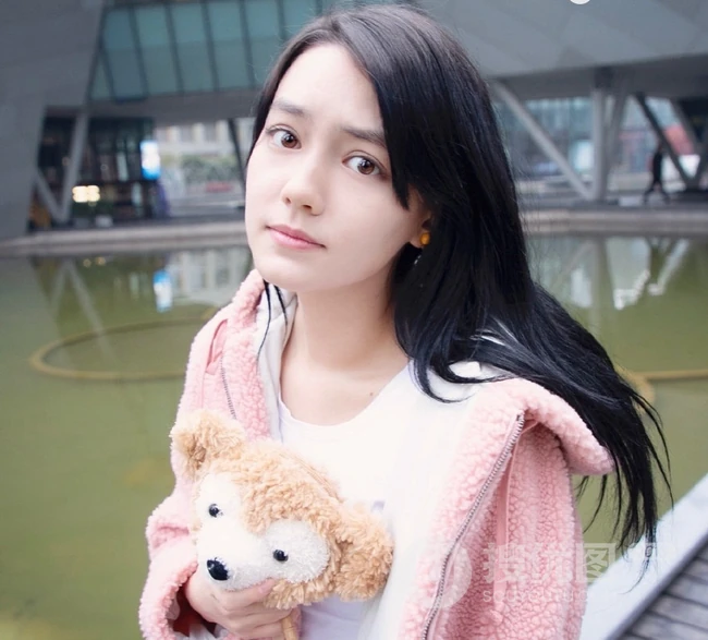 李诗颖上粉下黑休闲装扮街拍写真图片
