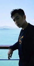 张若昀成熟绅士西装革履帅气写真图片