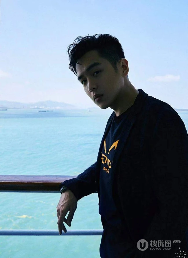 张若昀成熟绅士西装革履帅气写真图片