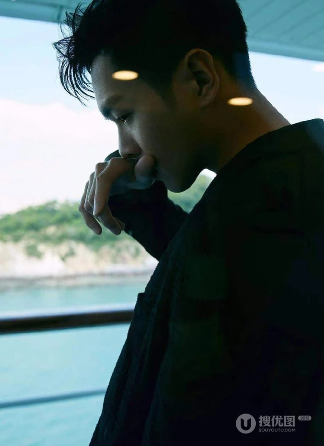 张若昀成熟绅士西装革履帅气写真图片