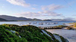 唯美的海边城市旅游圣地电脑壁纸