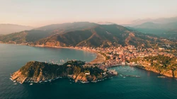 唯美的海边城市旅游圣地电脑壁纸