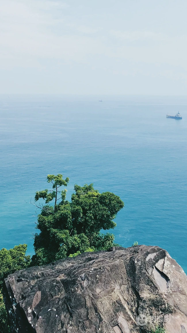 海上的礁石，溶洞风景手机背景图片