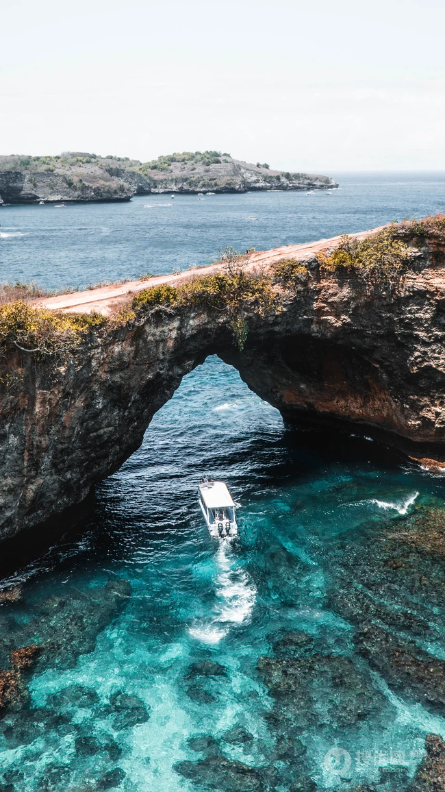 海上的礁石，溶洞风景手机背景图片