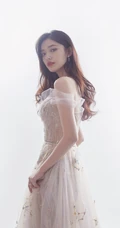 林允梦幻般的浪漫与甜美连衣裙写真图片
