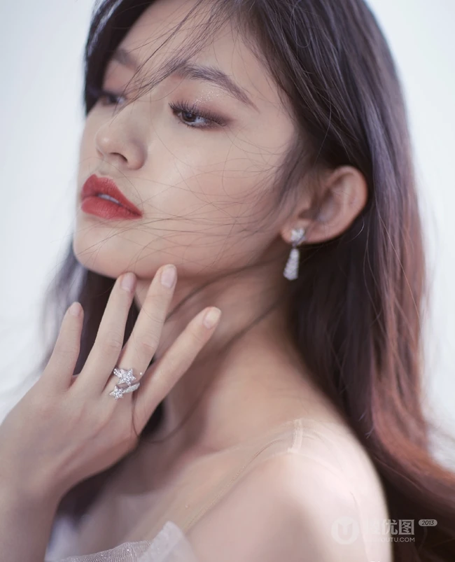 林允梦幻般的浪漫与甜美连衣裙写真图片