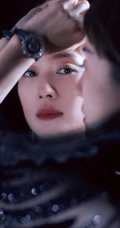 马伊琍短发连衣裙造型气质出镜，小露侧肩婉约动人