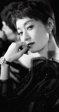 马伊琍短发连衣裙造型气质出镜，小露侧肩婉约动人