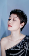 马伊琍短发连衣裙造型气质出镜，小露侧肩婉约动人