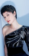马伊琍短发连衣裙造型气质出镜，小露侧肩婉约动人