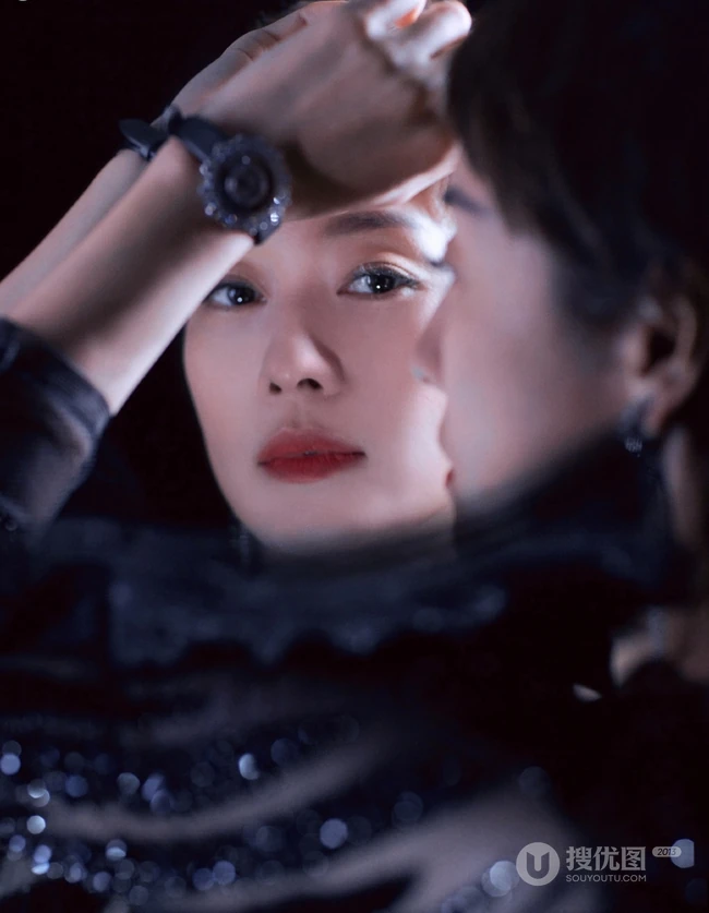马伊琍短发连衣裙造型气质出镜，小露侧肩婉约动人