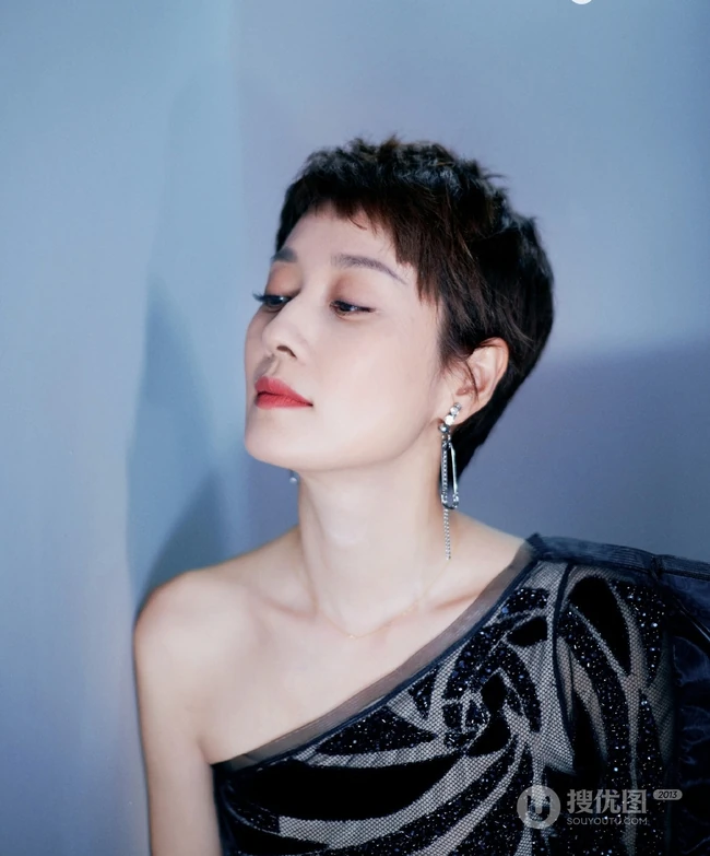 马伊琍短发连衣裙造型气质出镜，小露侧肩婉约动人