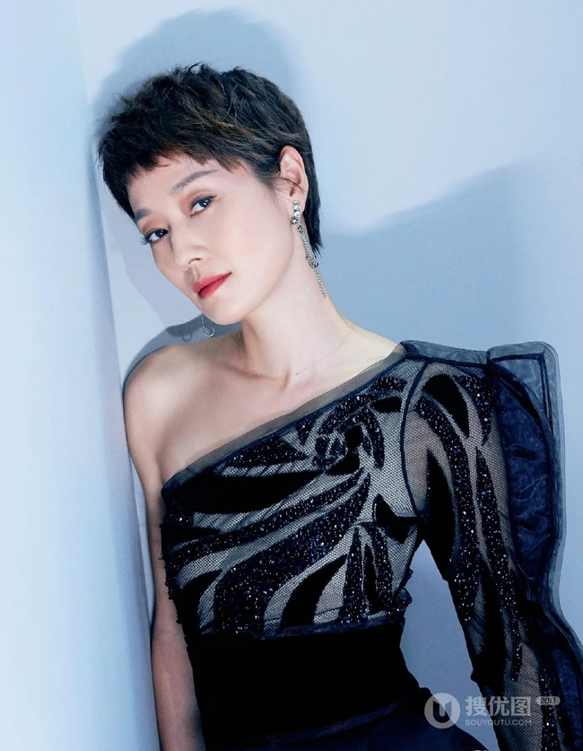 马伊琍短发连衣裙造型气质出镜，小露侧肩婉约动人