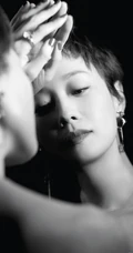 马伊琍短发连衣裙造型气质出镜，小露侧肩婉约动人