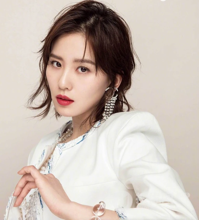 刘诗诗最新《时尚COSMO》杂志写真大片，容颜娇美略显清瘦