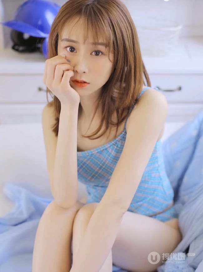 蓝色的浪漫多情，蓝色家居服少女清新气质室内写真图片