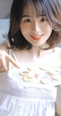 微卷齐肩短发刘海少女清新活泼室内写真，一见倾心的感觉