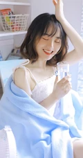微卷齐肩短发刘海少女清新活泼室内写真，一见倾心的感觉