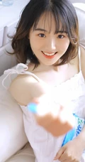 微卷齐肩短发刘海少女清新活泼室内写真，一见倾心的感觉