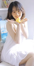 微卷齐肩短发刘海少女清新活泼室内写真，一见倾心的感觉