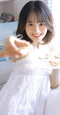 微卷齐肩短发刘海少女清新活泼室内写真，一见倾心的感觉