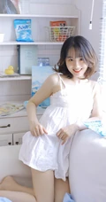 微卷齐肩短发刘海少女清新活泼室内写真，一见倾心的感觉