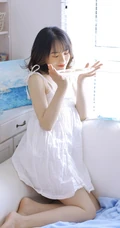 微卷齐肩短发刘海少女清新活泼室内写真，一见倾心的感觉
