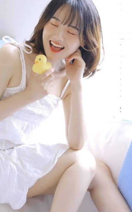 微卷齐肩短发刘海少女清新活泼室内写真，一见倾心的感觉