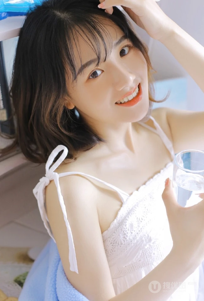 微卷齐肩短发刘海少女清新活泼室内写真，一见倾心的感觉