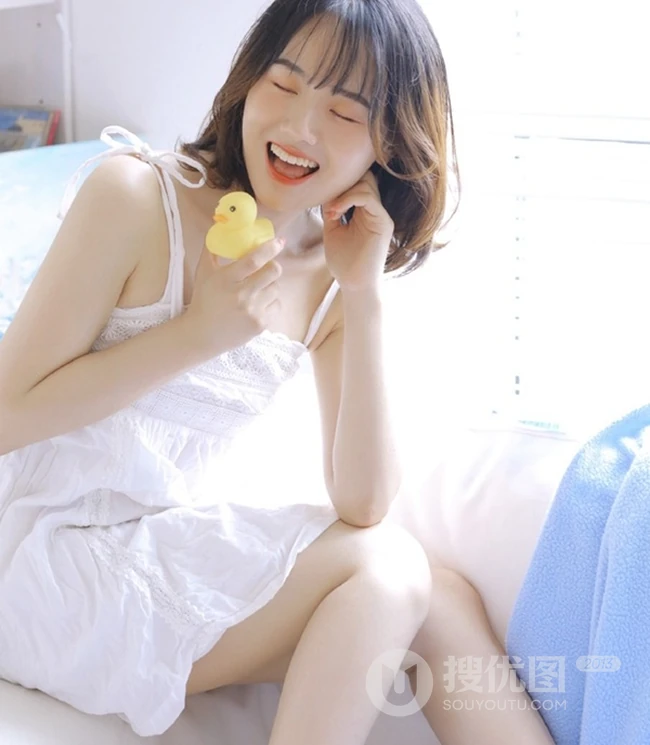 微卷齐肩短发刘海少女清新活泼室内写真，一见倾心的感觉