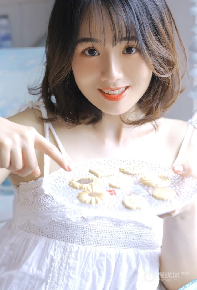 微卷齐肩短发刘海少女清新活泼室内写真，一见倾心的感觉