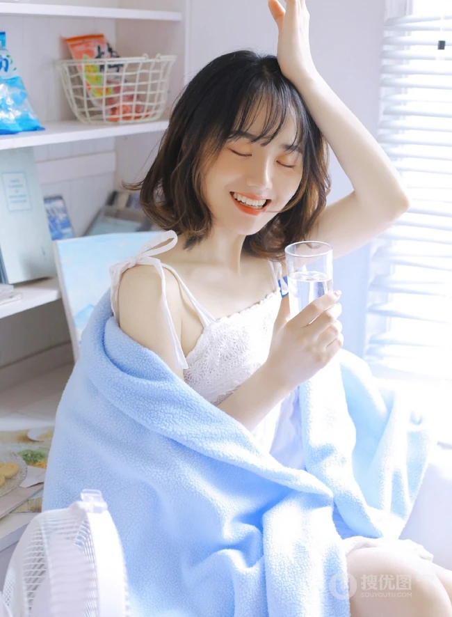 微卷齐肩短发刘海少女清新活泼室内写真，一见倾心的感觉