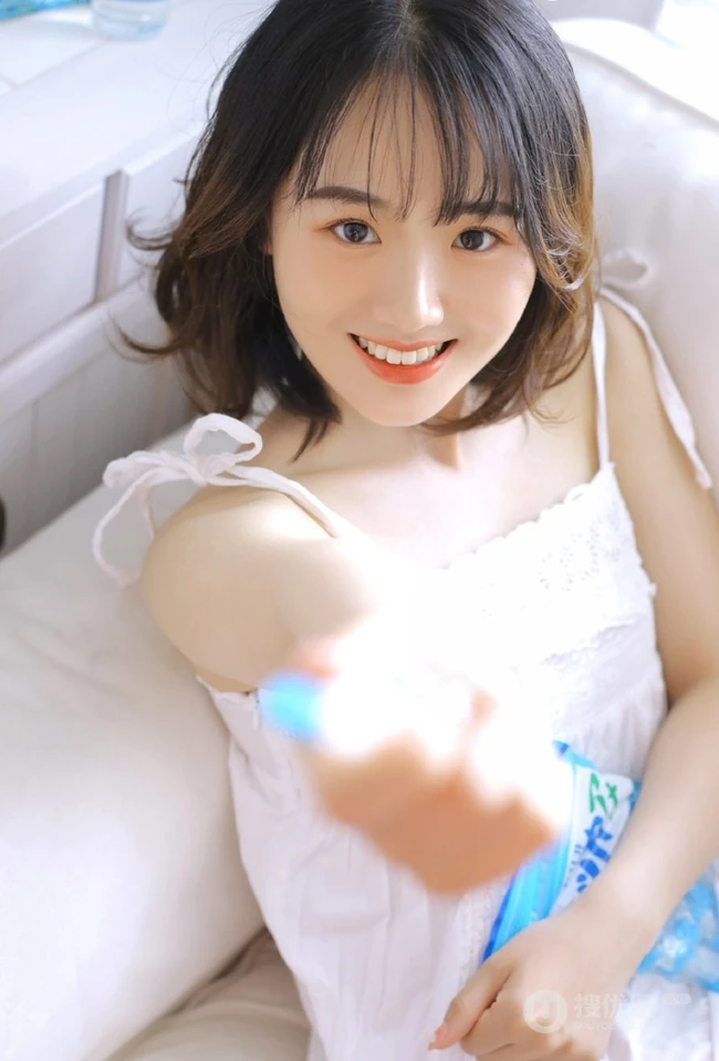 微卷齐肩短发刘海少女清新活泼室内写真，一见倾心的感觉