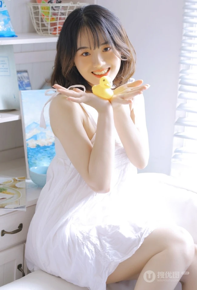 微卷齐肩短发刘海少女清新活泼室内写真，一见倾心的感觉