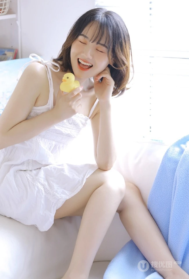 微卷齐肩短发刘海少女清新活泼室内写真，一见倾心的感觉