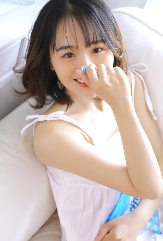 微卷齐肩短发刘海少女清新活泼室内写真，一见倾心的感觉