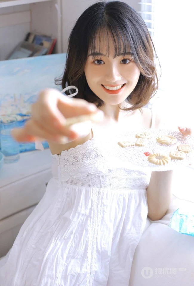 微卷齐肩短发刘海少女清新活泼室内写真，一见倾心的感觉