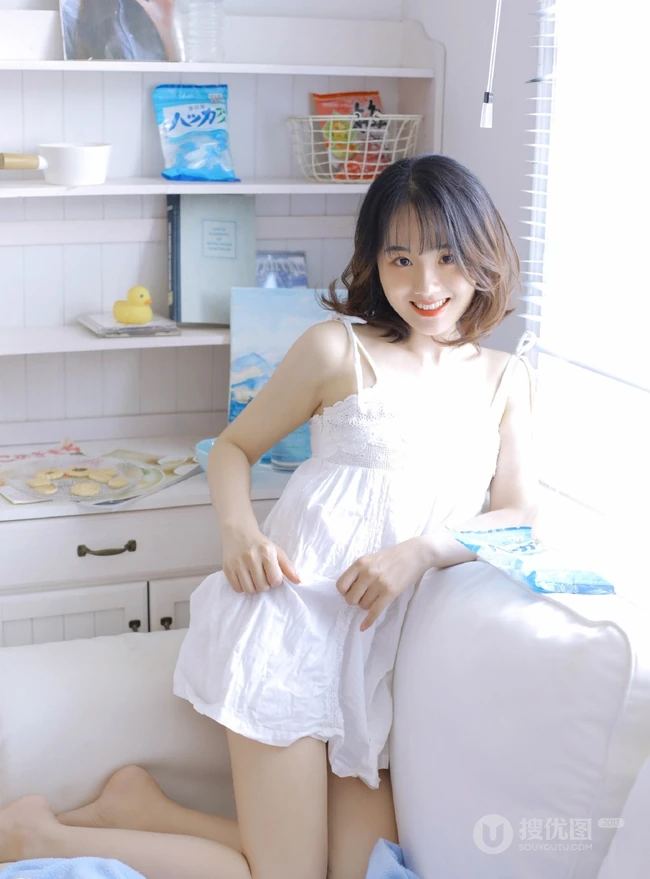微卷齐肩短发刘海少女清新活泼室内写真，一见倾心的感觉