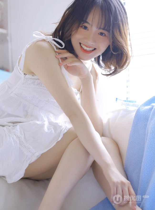 微卷齐肩短发刘海少女清新活泼室内写真，一见倾心的感觉