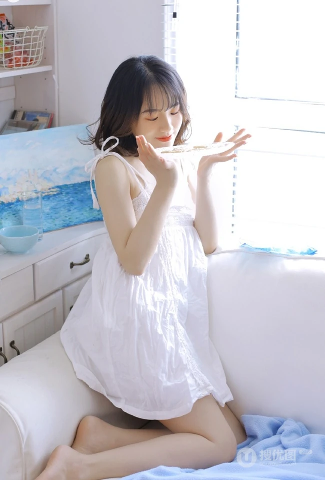 微卷齐肩短发刘海少女清新活泼室内写真，一见倾心的感觉