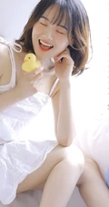 微卷齐肩短发刘海少女清新活泼室内写真，一见倾心的感觉
