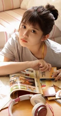 大眼睛，小圆脸，丸子头，微胖少女可爱动人室内写真图集