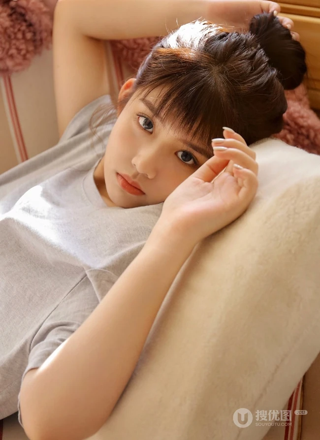 大眼睛，小圆脸，丸子头，微胖少女可爱动人室内写真图集