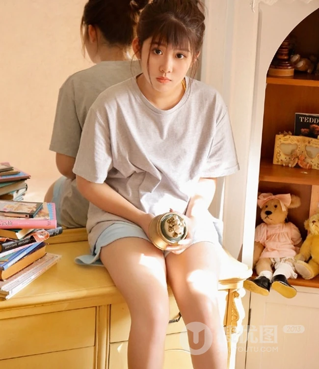 大眼睛，小圆脸，丸子头，微胖少女可爱动人室内写真图集